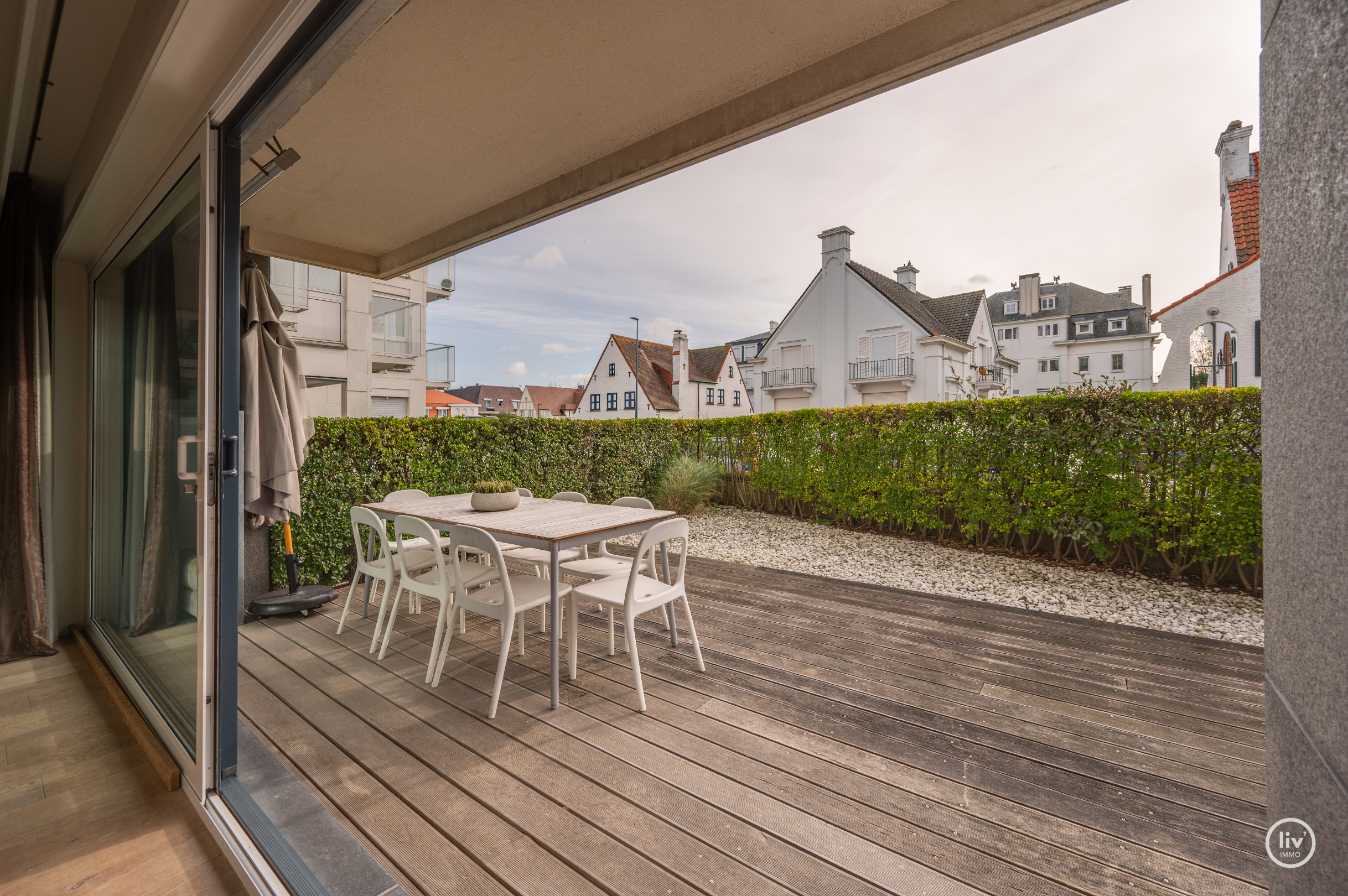 Zeer ruim en zonnig gelijkvloersappartement met 3 slaapkamers, groot zonneterras en mogelijkheid tot aankoop van ruime garage. 