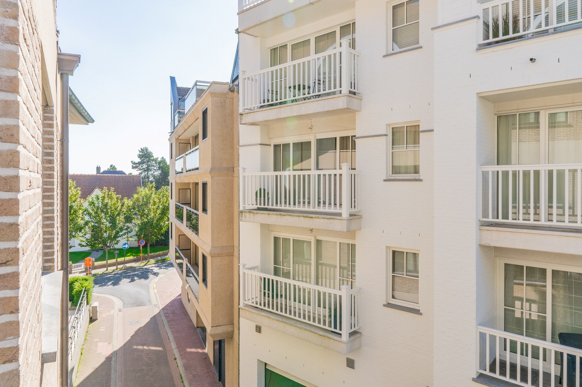 Magnifique appartement d'une chambre récemment rénové, situé au centre dans une rue calme adjacente à la Zoutelaan à Knokke. 