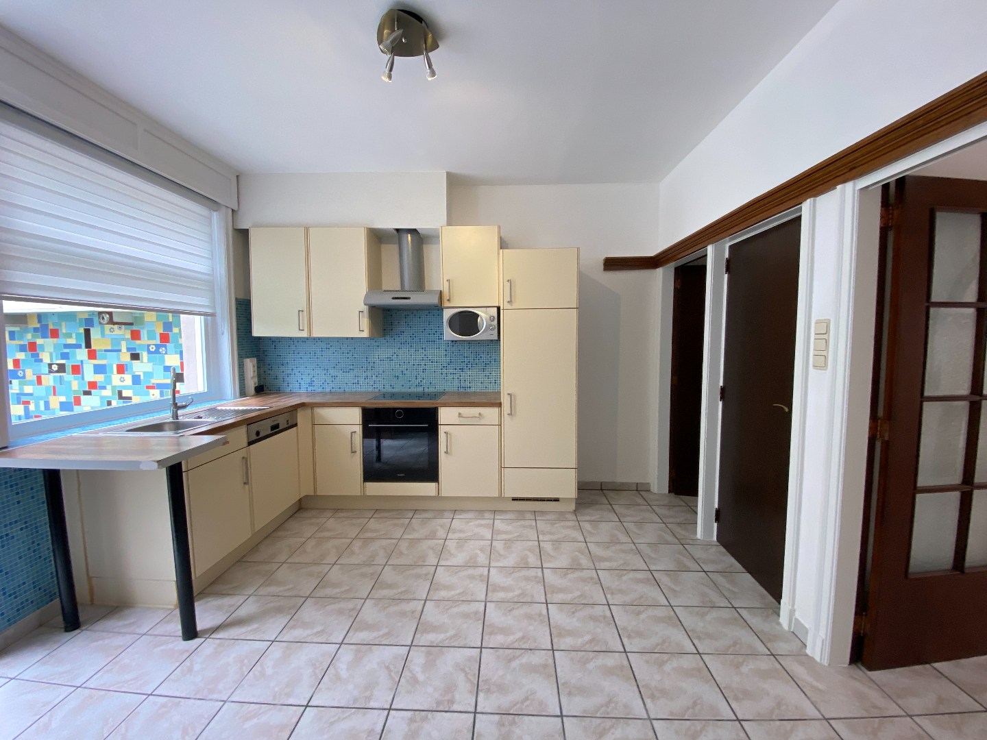 Authentieke burgerwoning met ruime garage en uitweg achteraan! 
