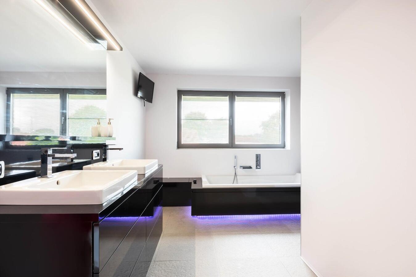 Exclusieve, riante villa op perceel van 3118 m² 