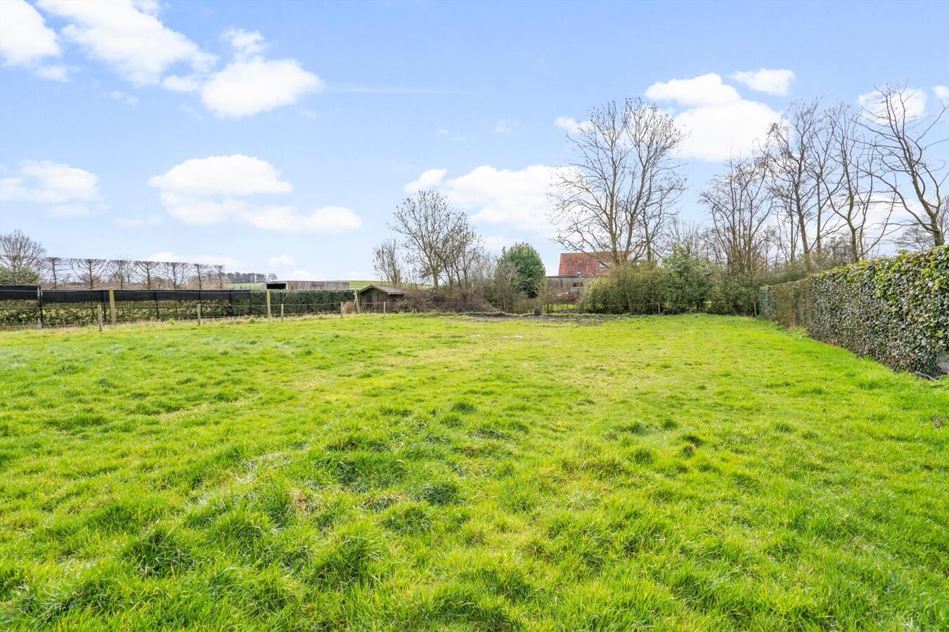 Rustige gelegen open bebouwing met bouwgrond op 1780 m² te Koekelare 