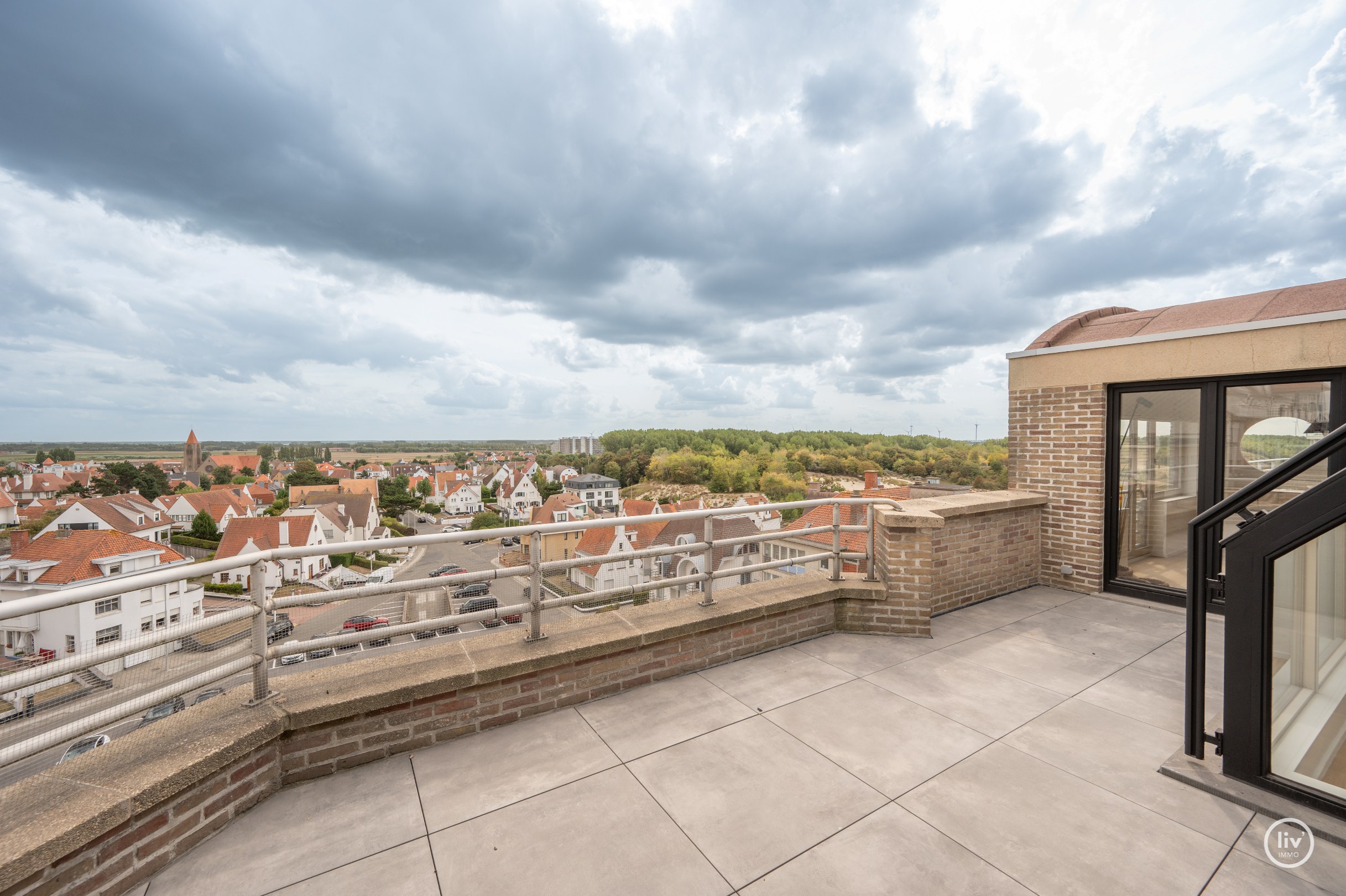 Magnifique appartement en duplex avec une largeur exceptionnelle de façade de 18 mètres et une terrasse généreuse orientée au sud offrant une vue dégagée sur l'arrière-pays de Knokke, à seulement 100 