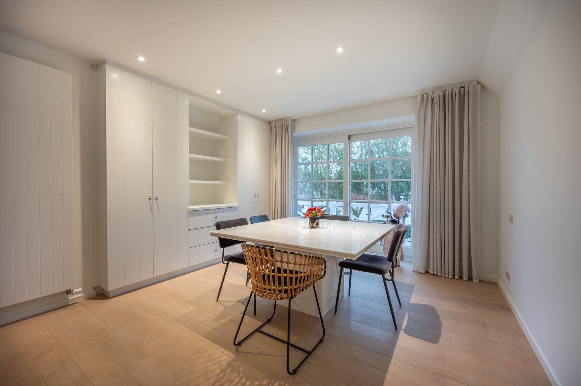 Villa exclusive entièrement meublée avec 5 chambres, piscine et double garage - emplacement prestigieux et calme près du Zoute. 