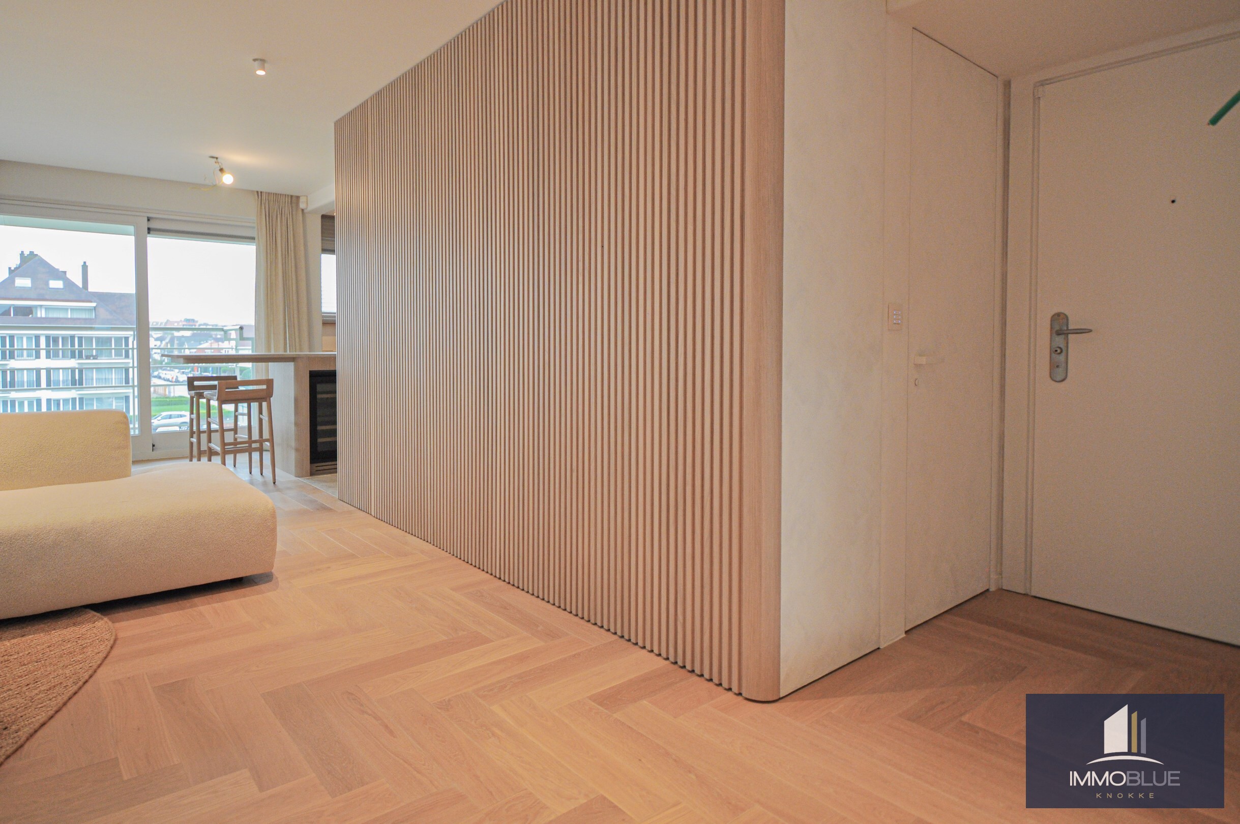 Appartement entièrement rénové et lumineux avec une vue dégagée magnifique, situé dans une résidence de standing. 