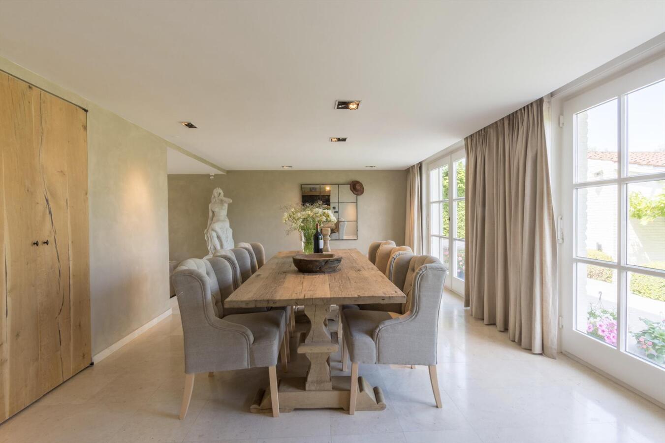 Exclusief landhuis met bijbouw op uniek natuurdomein 