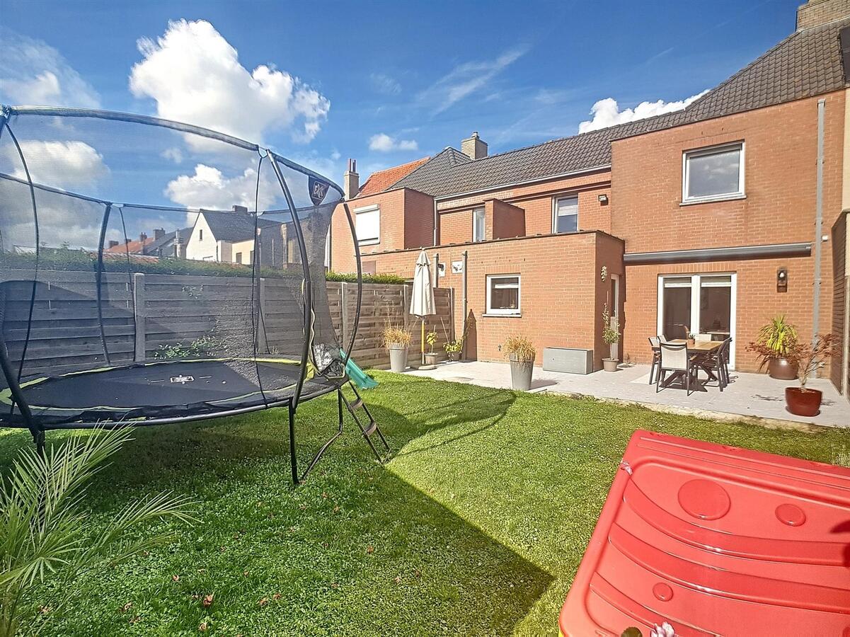 Zeer knappe gezinswoning met tuin, garage &amp; oprit - Lissewege 