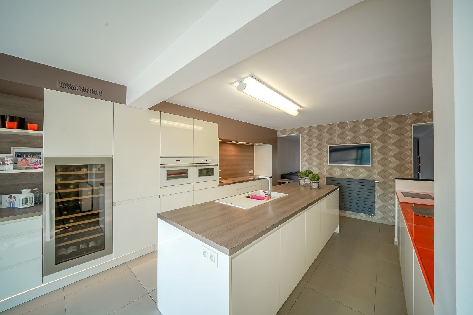 Ruime eengezinswoning in centrum Oudenburg met handelsruimte op gelijkvloers. 