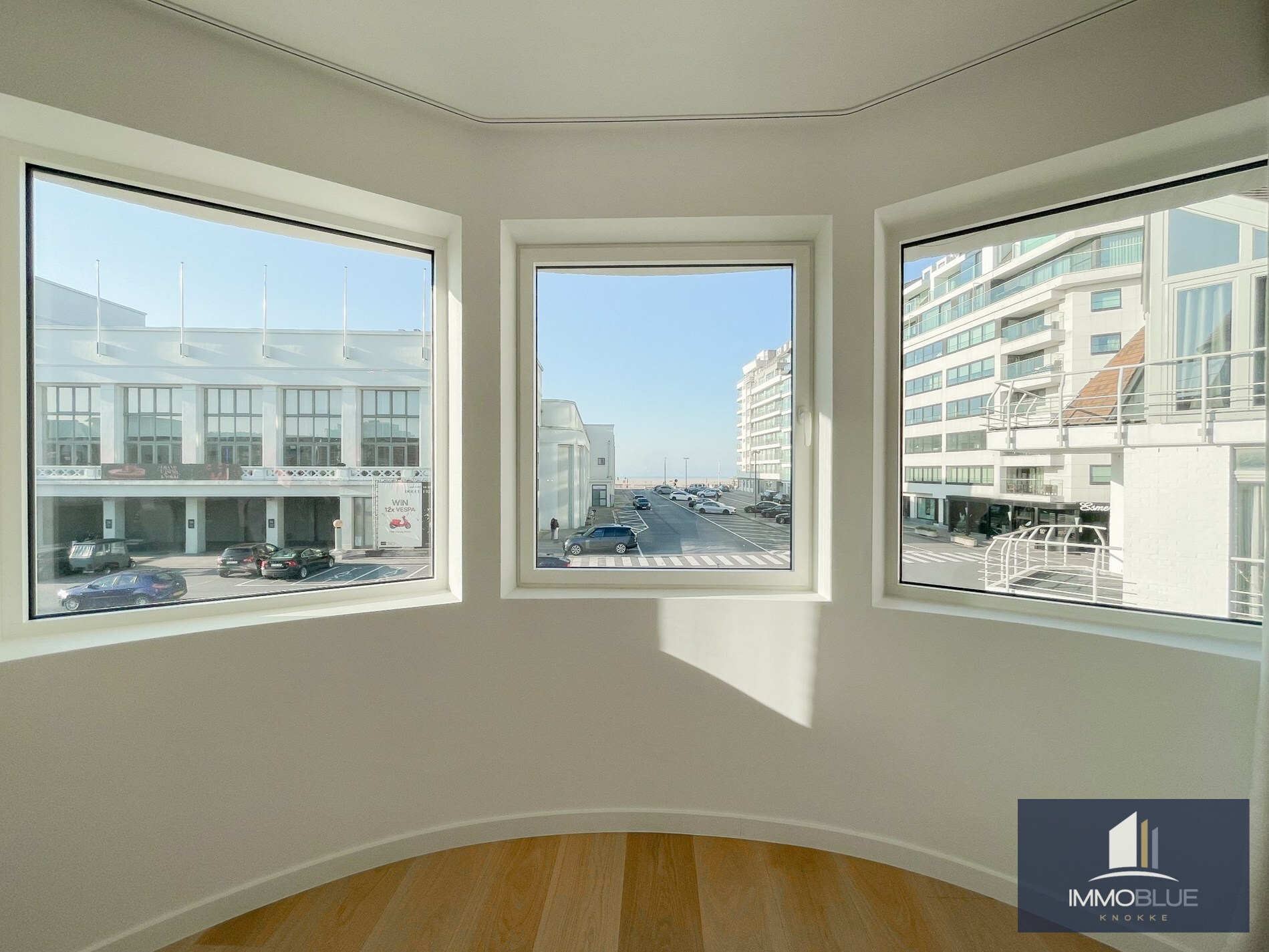 Exclusieve villa: Uitzonderlijk volledig gerenoveerde villa met frontaal zeezicht. 