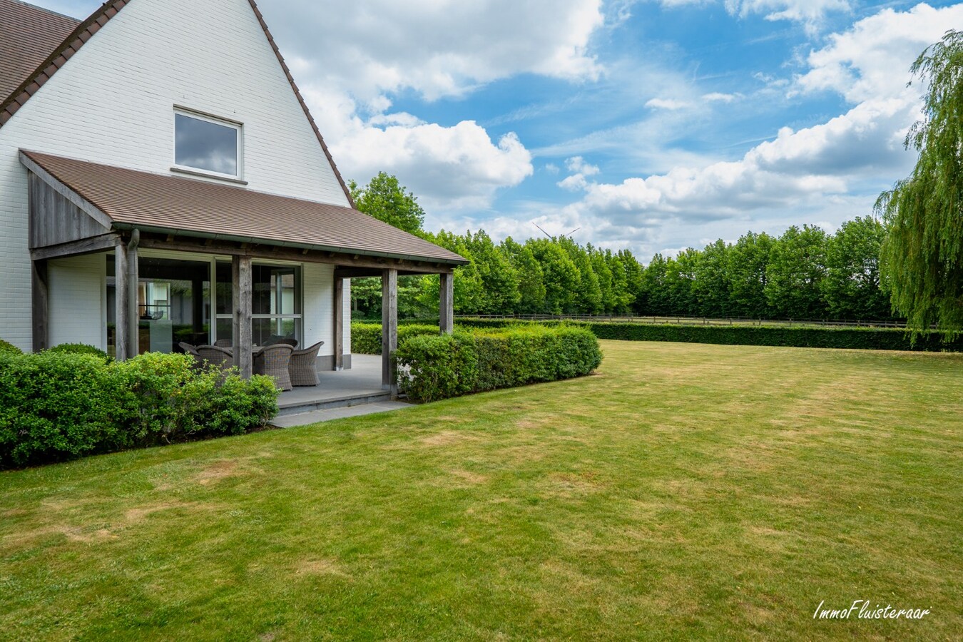 Beautiful villa with indoor and outdoor riding arenas on over 2.4 hectares in Ardooie 