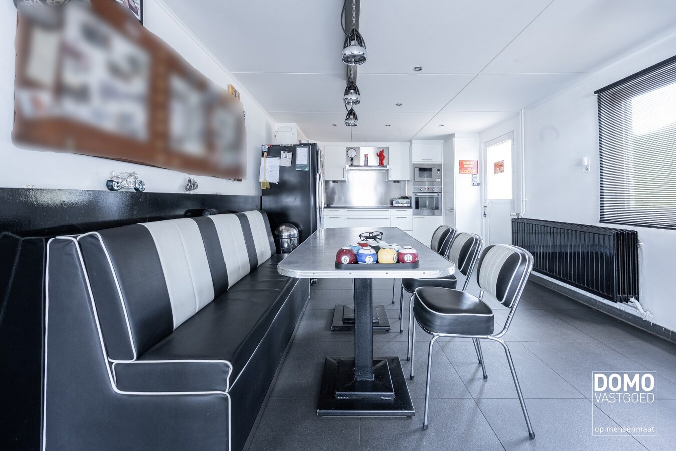 KARAKTERVOLLE GEZINSWONING MET RUIME OPSLAGMOGELIJKHEDEN EN 2 AANLIGGENDE APPARTEMENTEN OP EEN PERCEEL VAN 13A 88CA TE STOKROOIE 
