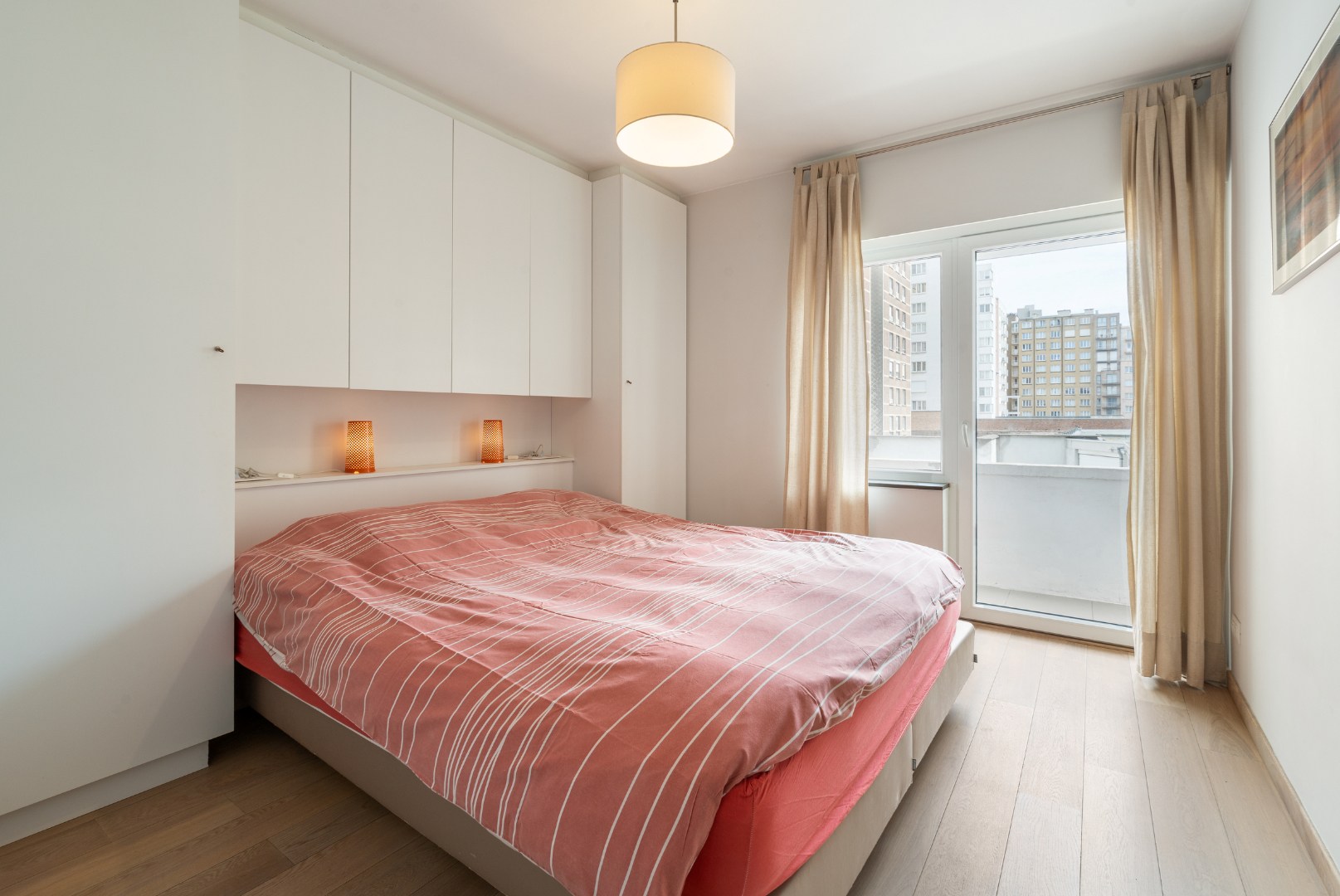 GERENOVEERD APPARTEMENT MET ZIJDELINGS ZEEZICHT: TOPLIGGING !! 