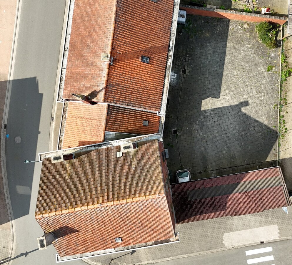 Grote eigendom met atelier. 