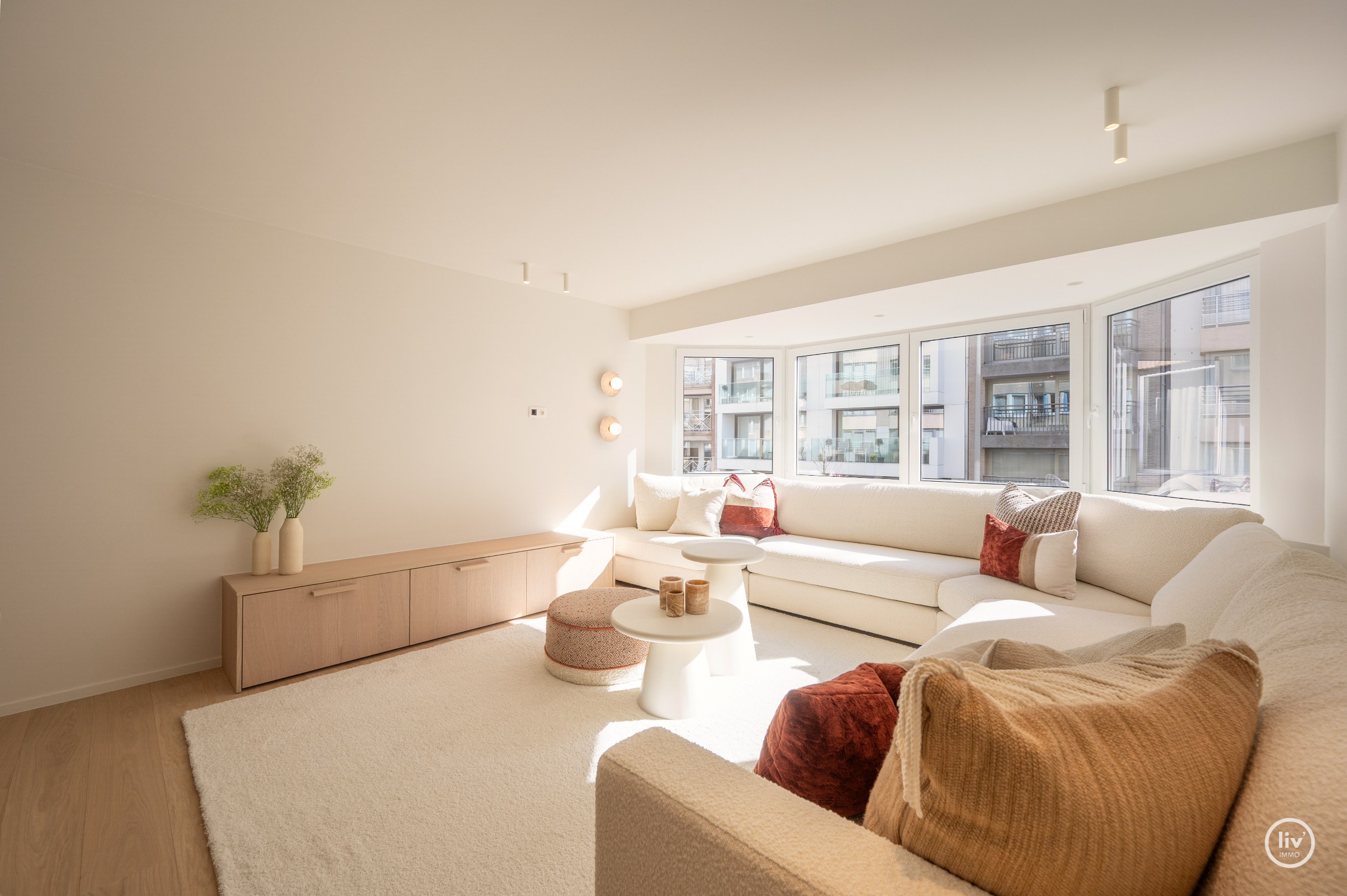 Appartement de luxe entièrement rénové de 3 chambres situé sur l'avenue Parmentier, à proximité de la digue. 