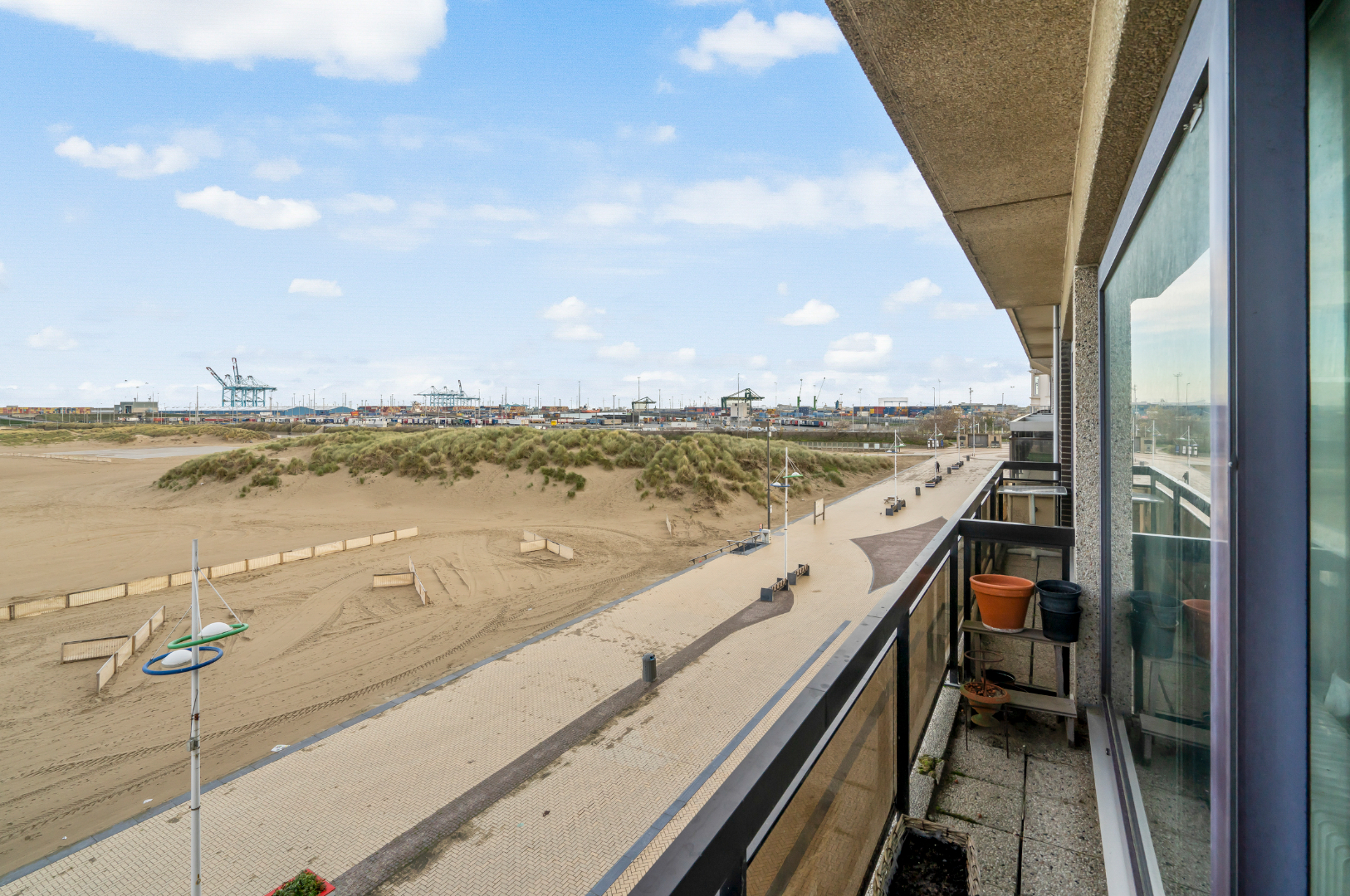 te renoveren studio op de Zeedijk van Zeebrugge 