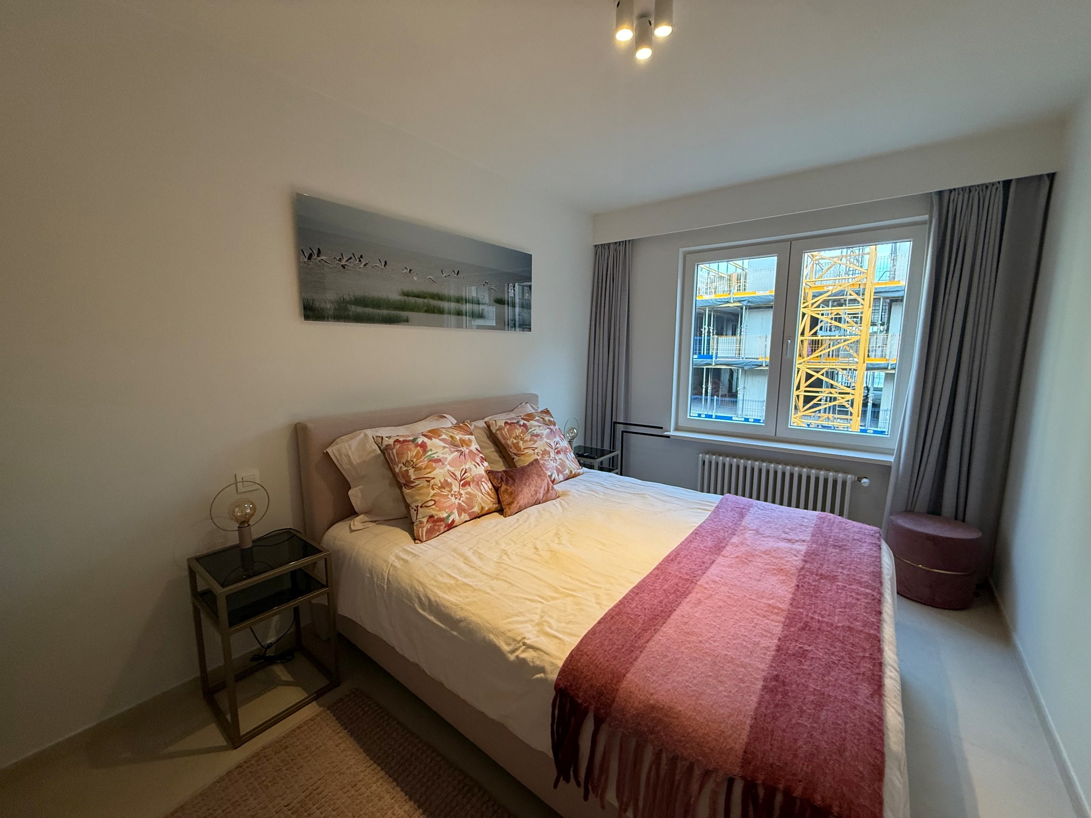 ONGEMEUBELD - Ruim appartement (3 slaapkamers) met een PRACHTIG ZICHT op het groen en de villa's, in het Zoute. KAN OP VENNOOTSCHAP GEHUURD WORDEN. 