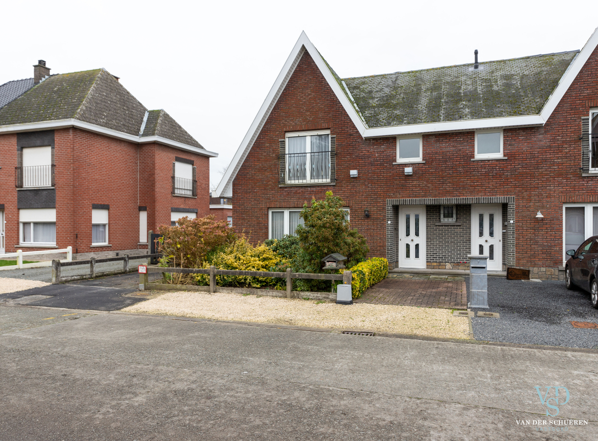 Degelijke, op te frissen Half Open Bebouwing. 