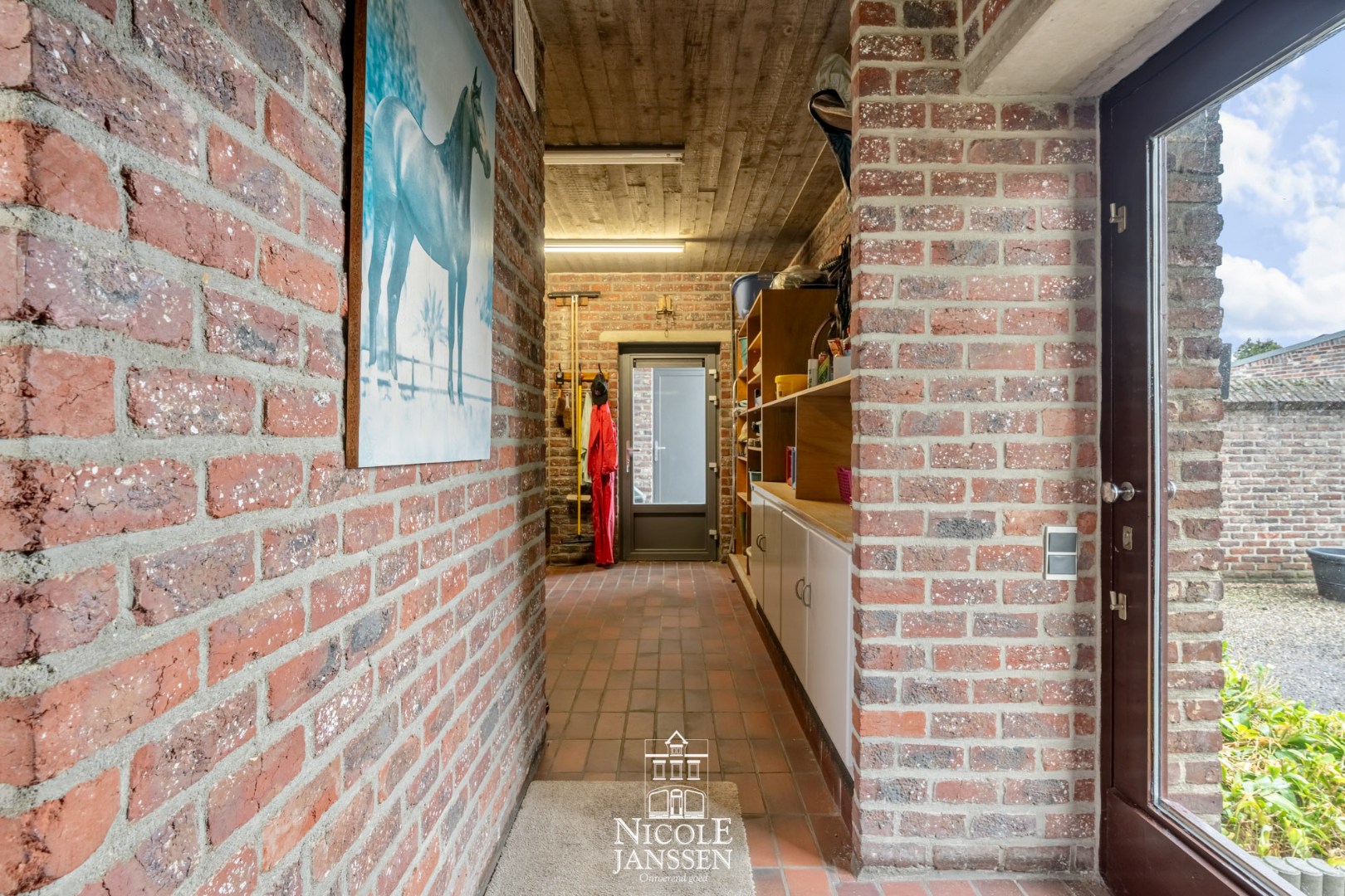 Aparte toegang tot het bijgebouw 