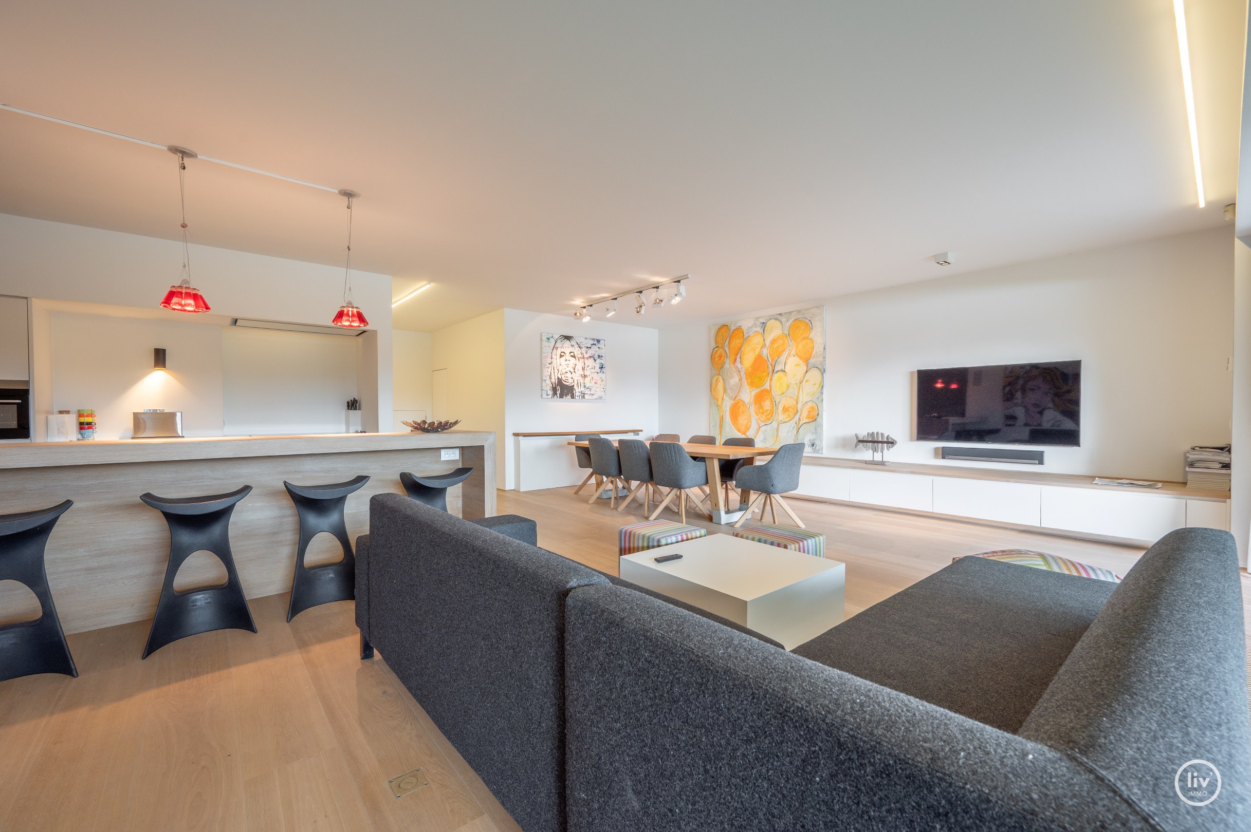 Breed en luxueus afgewerkt tuinappartement met wijde zichten op het meer. 