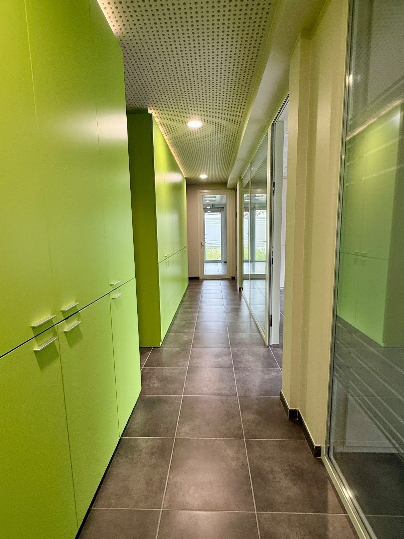 Modern handelpand/kantoor in centrum Oostakker (Gent) 