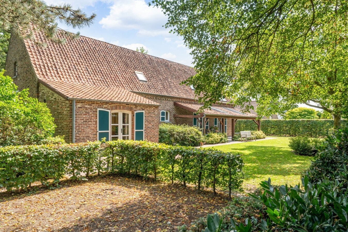 Ruim, karaktervol landhuis met parkachtige tuin op perceel van 16a29ca. 