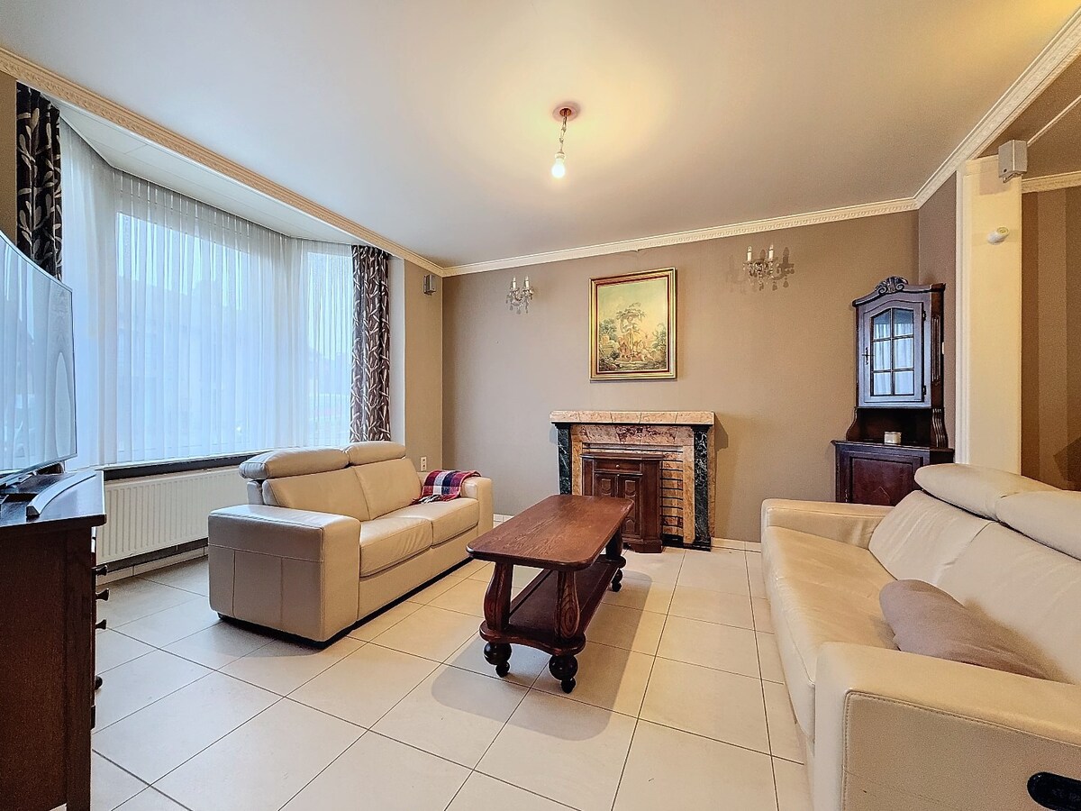 Statige woning met garage en ruime tuin te centrum Zottegem 