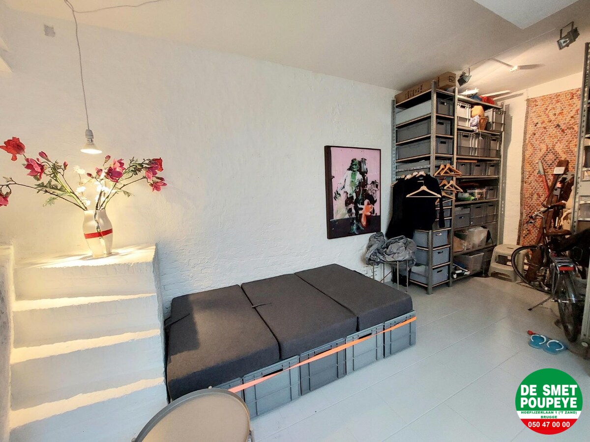 Commerciële winkelruimte met bovenliggend appartement 