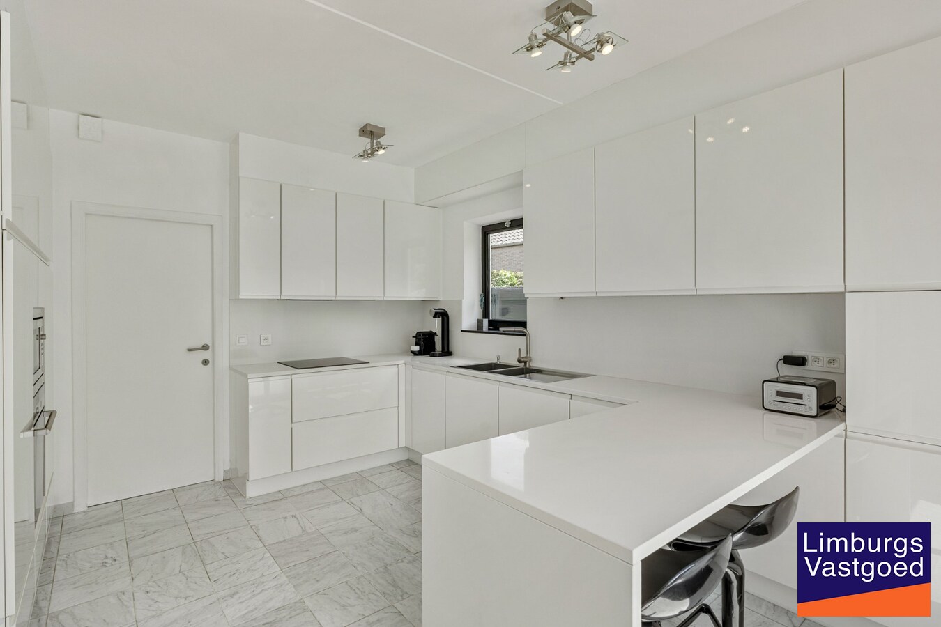 Moderne architectenwoning met mooie tuin en zwembad, 5 slaapkamers in Hasselt, OB op 8a12ca in doodlopende straat 
