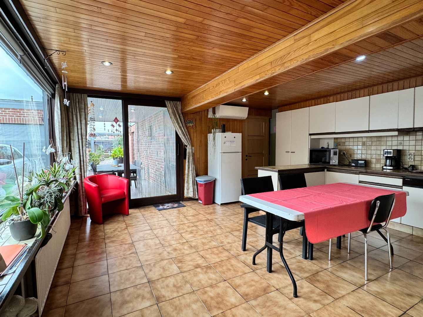 Ruime deels gerenoveerde woning met 3 slaapkamers, tuin en garage 
