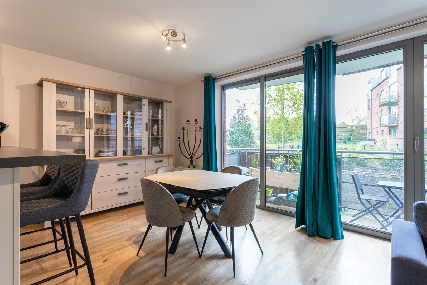 Instapklaar appartement met 2 slaapkamers, kelder en ondergrondse autostaanplaats 