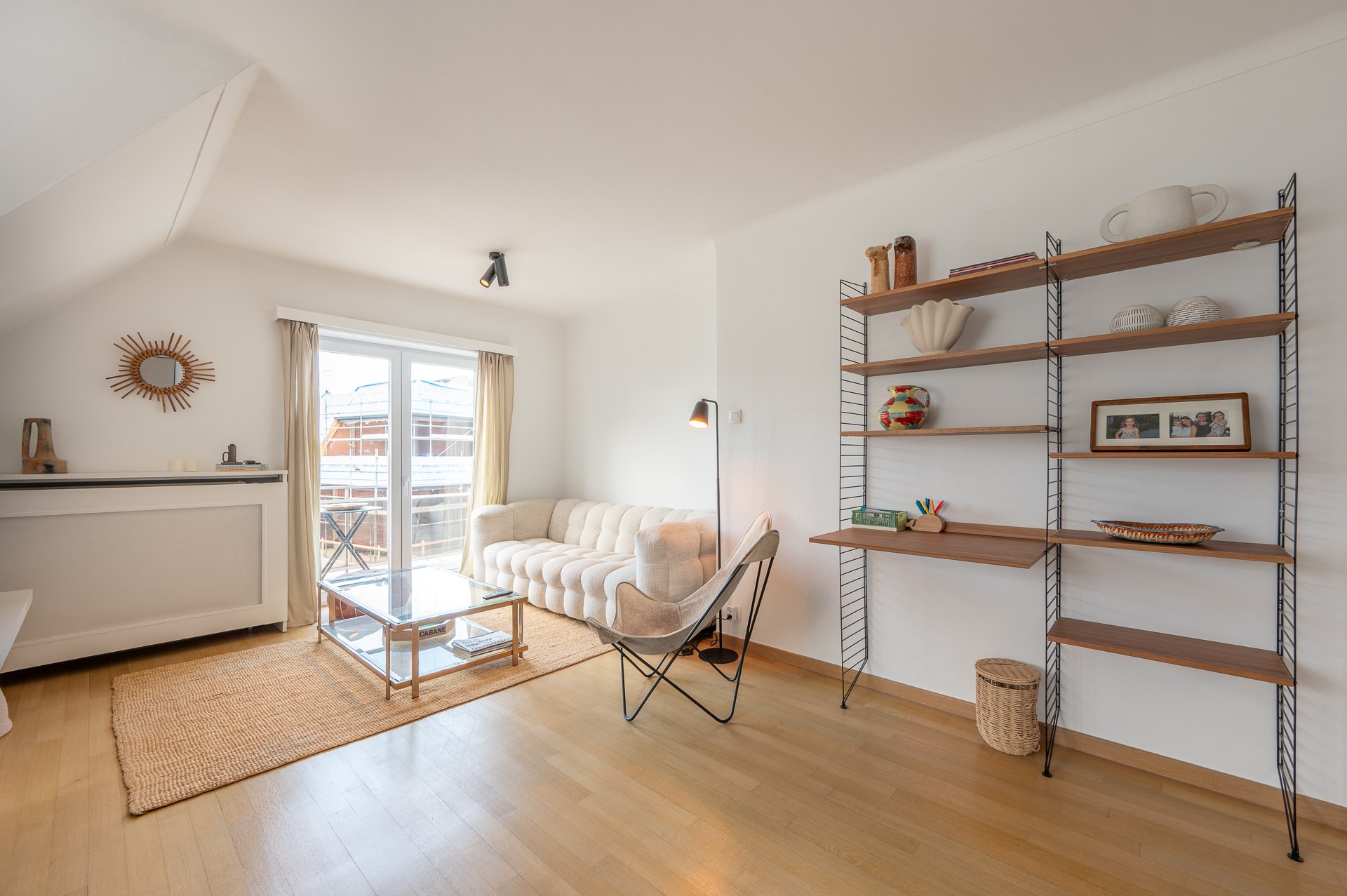 Appartement lumineux d'angle avec terrasse situé à distance de marche de la digue du Rubensplein. 