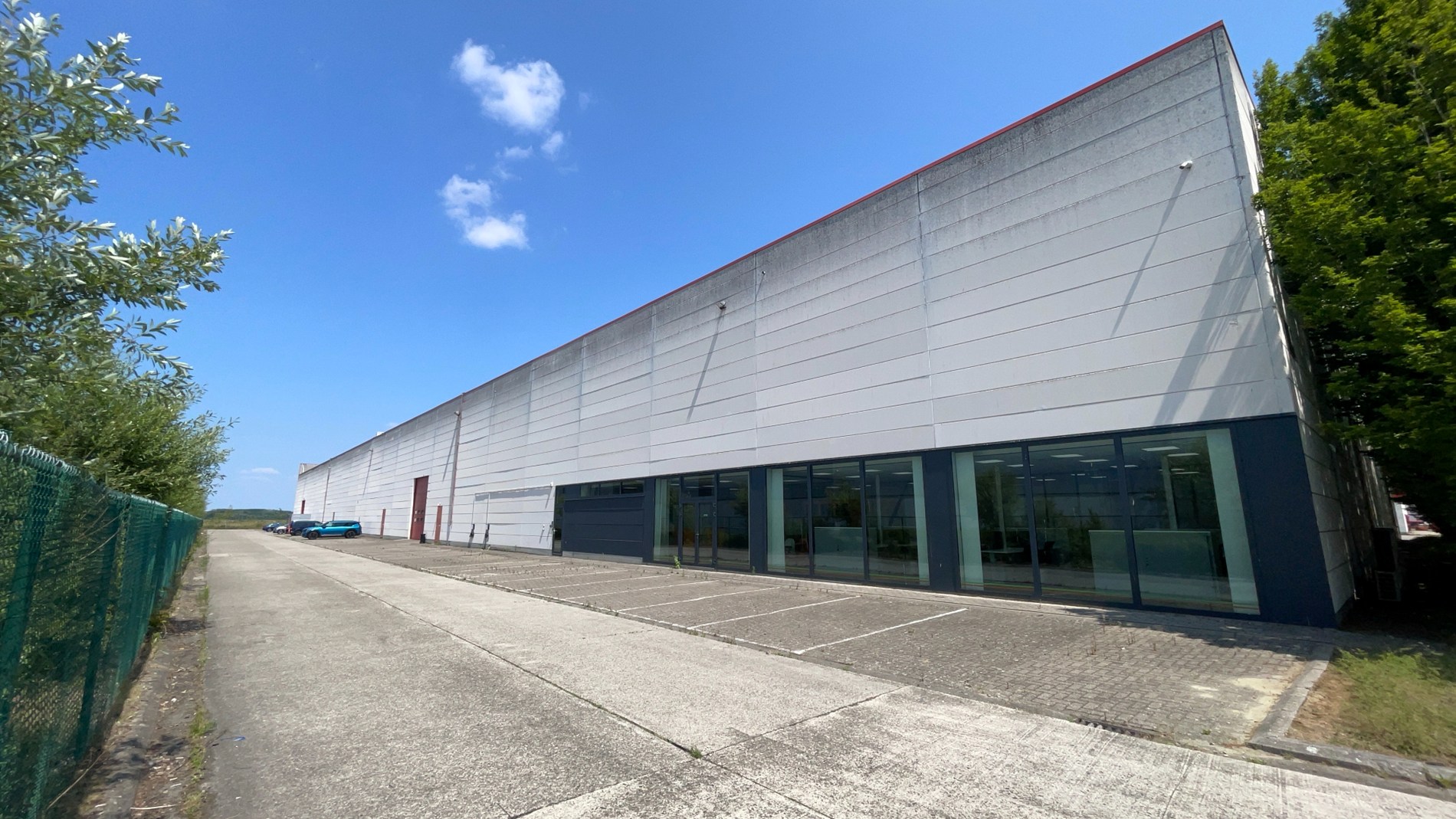 Loods met kantoor te huur nabij E19 in Mechelen