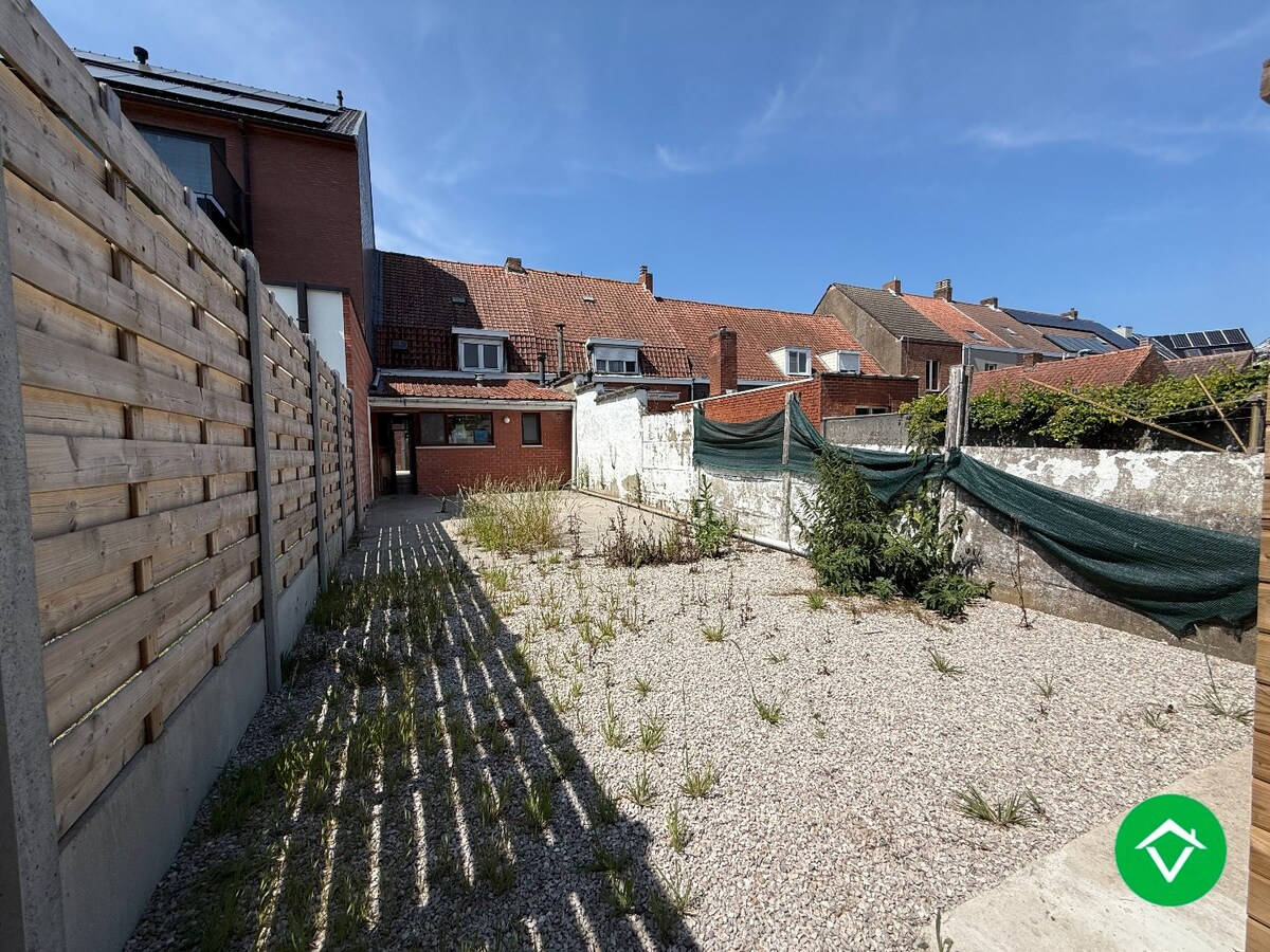 Op te frissen rijwoning met 3 slaapkamers en tuin in centrum Staden 