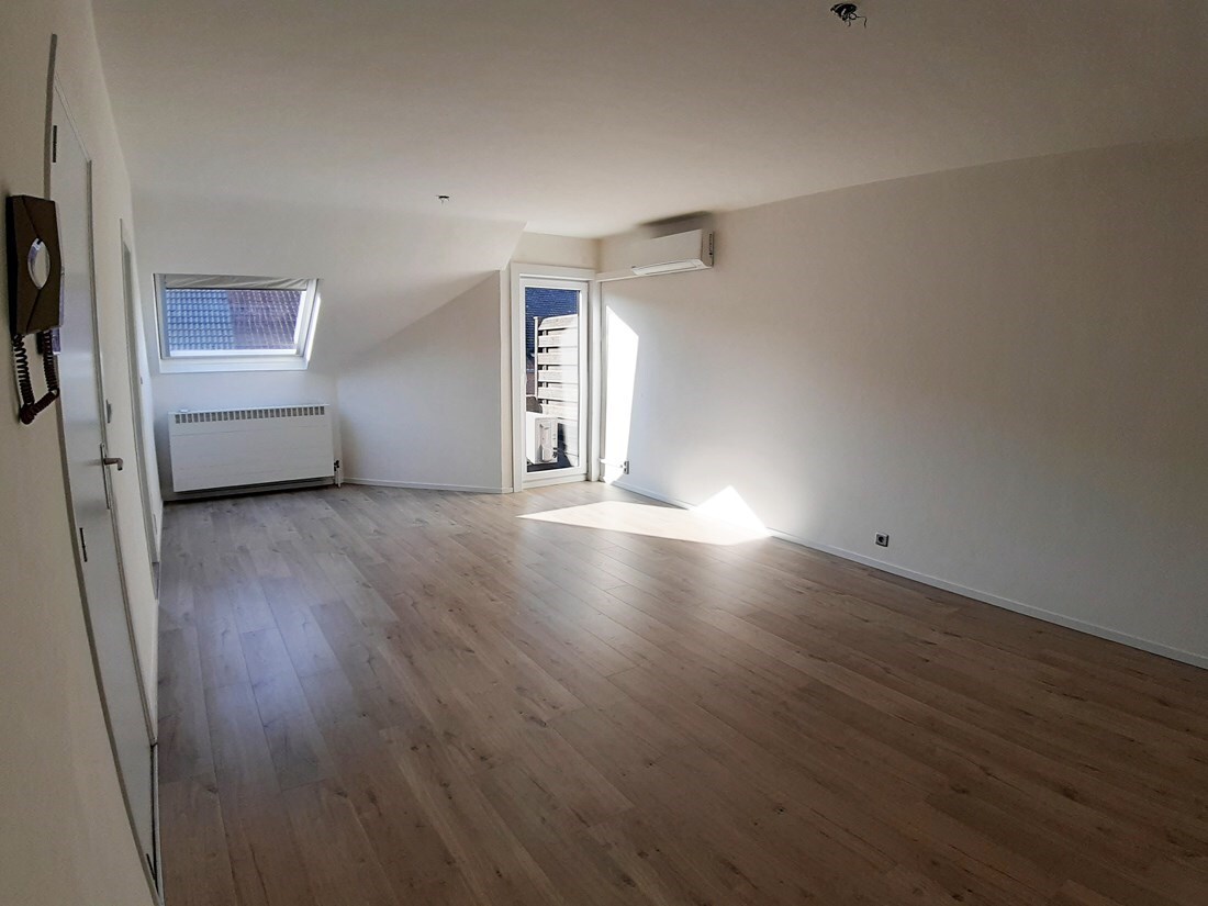 Gerenoveerd dakappartement MET GARAGE te Beverst 