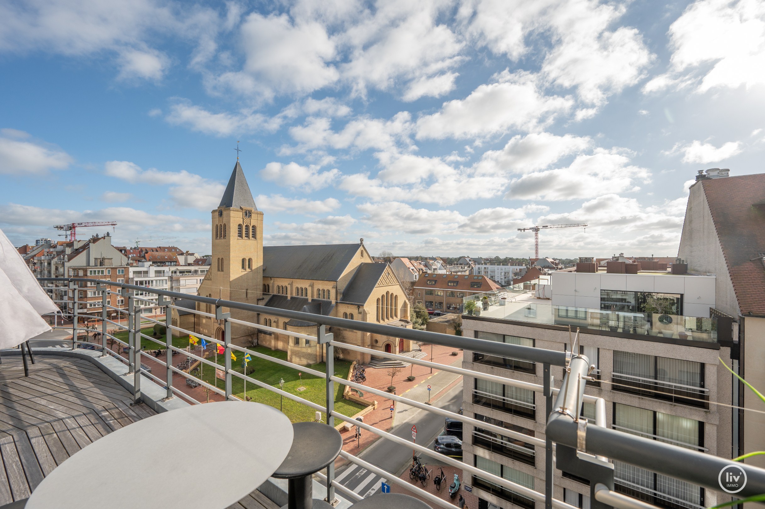 Uniek HOEK duplexappartement/penthouse met panoramisch uitzicht over de Dumortierlaan te Knokke. 