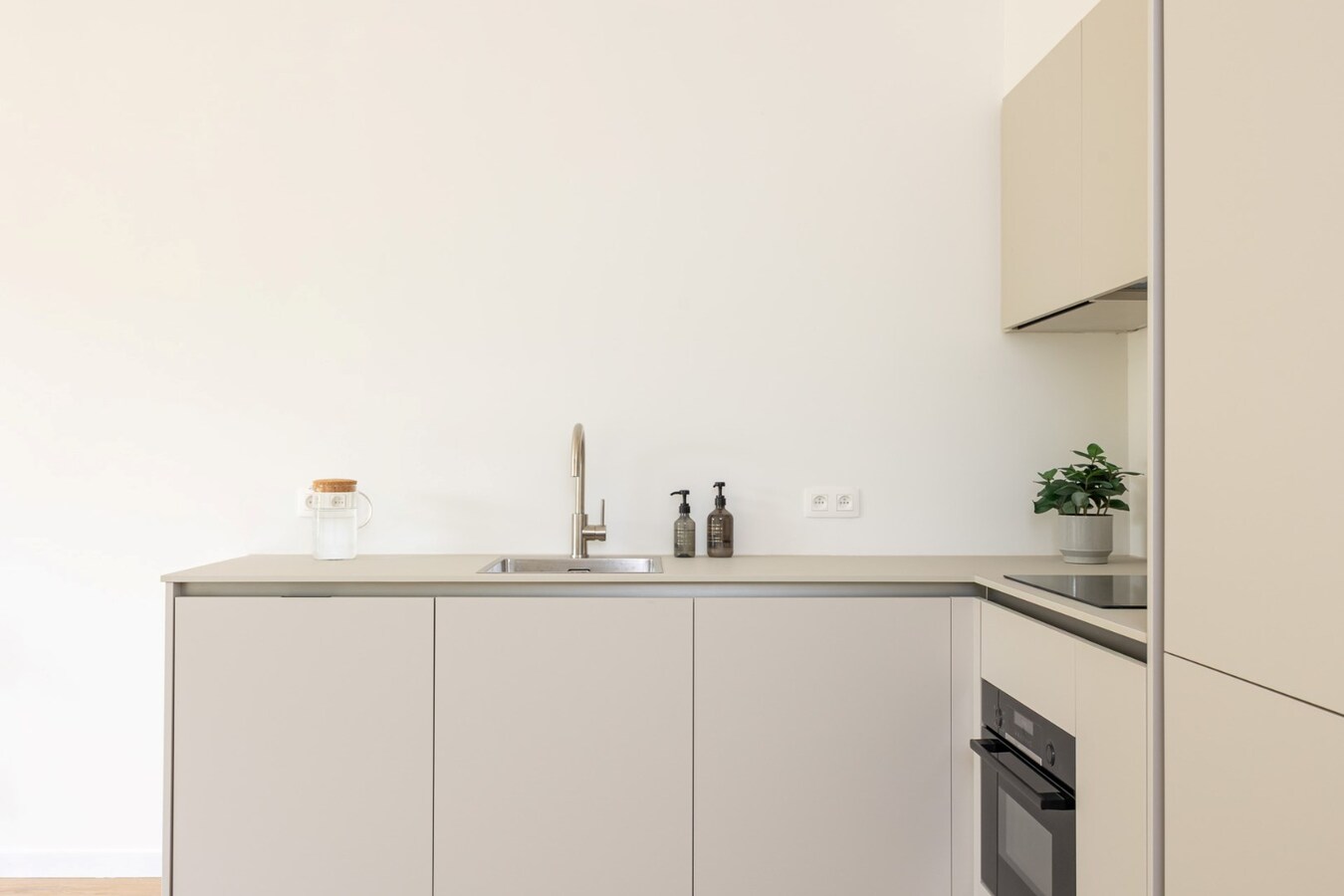 Gerenoveerd glvl appt met tuin te Kontich! 