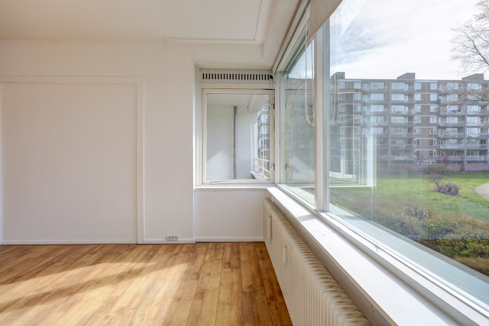 4-kamer appartement op de 1e verdieping, met 2 balkons, berging in de onderbouw en gelegen op eigen grond! 