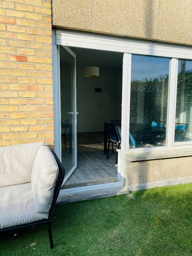 Lichtrijk 2-slaapkamerappartement met terras, garage en extra staanplaats in het centrum van Heist 