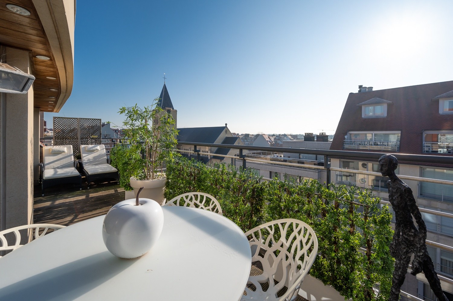 Uitzonderlijk appartement (232m2) met 4 slaapkamers en ruim terras op topligging met zicht over de kerk te Dumortierlaan. 