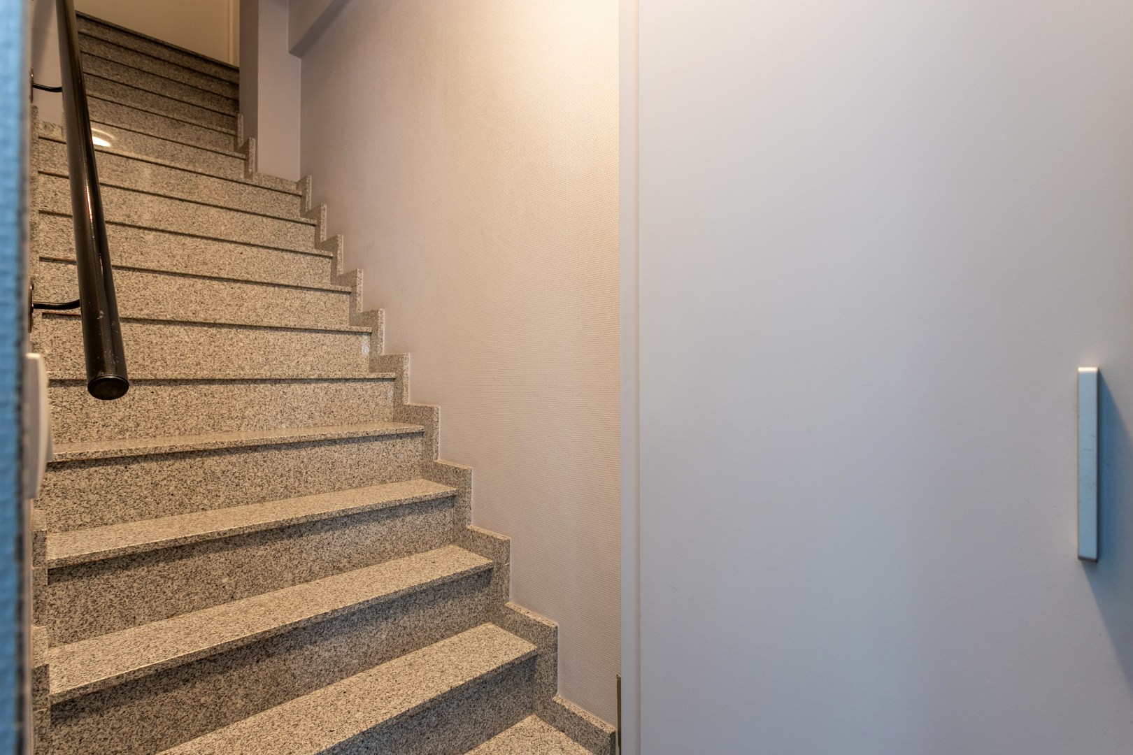 Handelspand met woonst te Halle centrum 