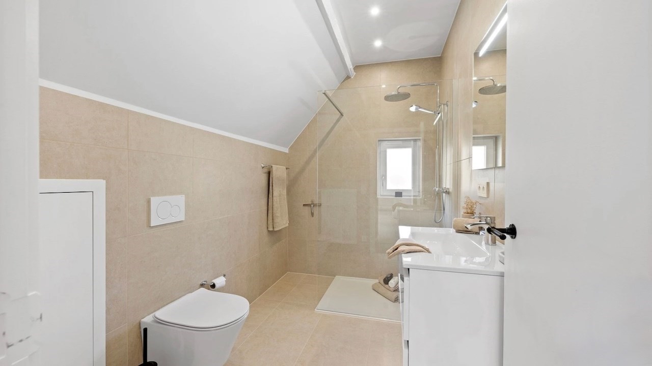 Gezellige villa in een paadje op een zeer centrale ligging, net naast het commerciële centrum van Knokke en op wandelafstand van de zee. 