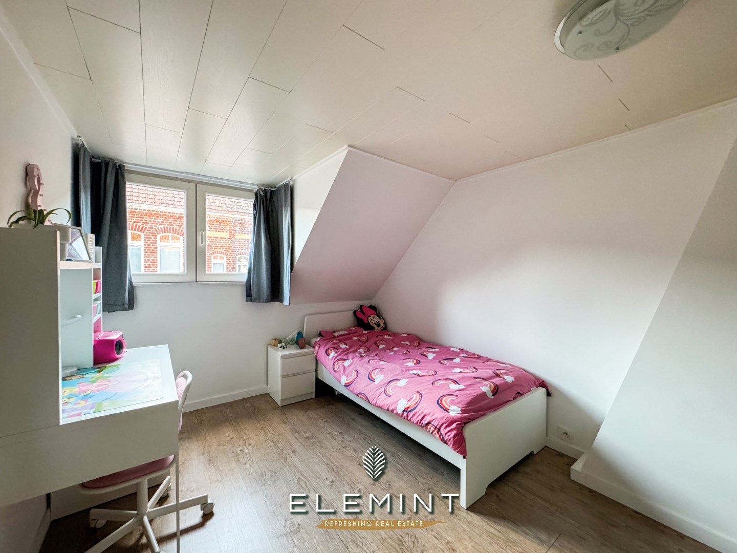 Gezinswoning met aanpalende magazijn en mooie tuin 