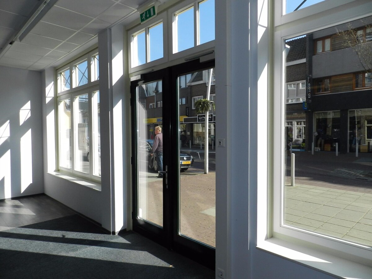 Zeer fraai winkelpand te koop in het prestigieuze Marktstaete complex in het centrum van Bladel (NB). 