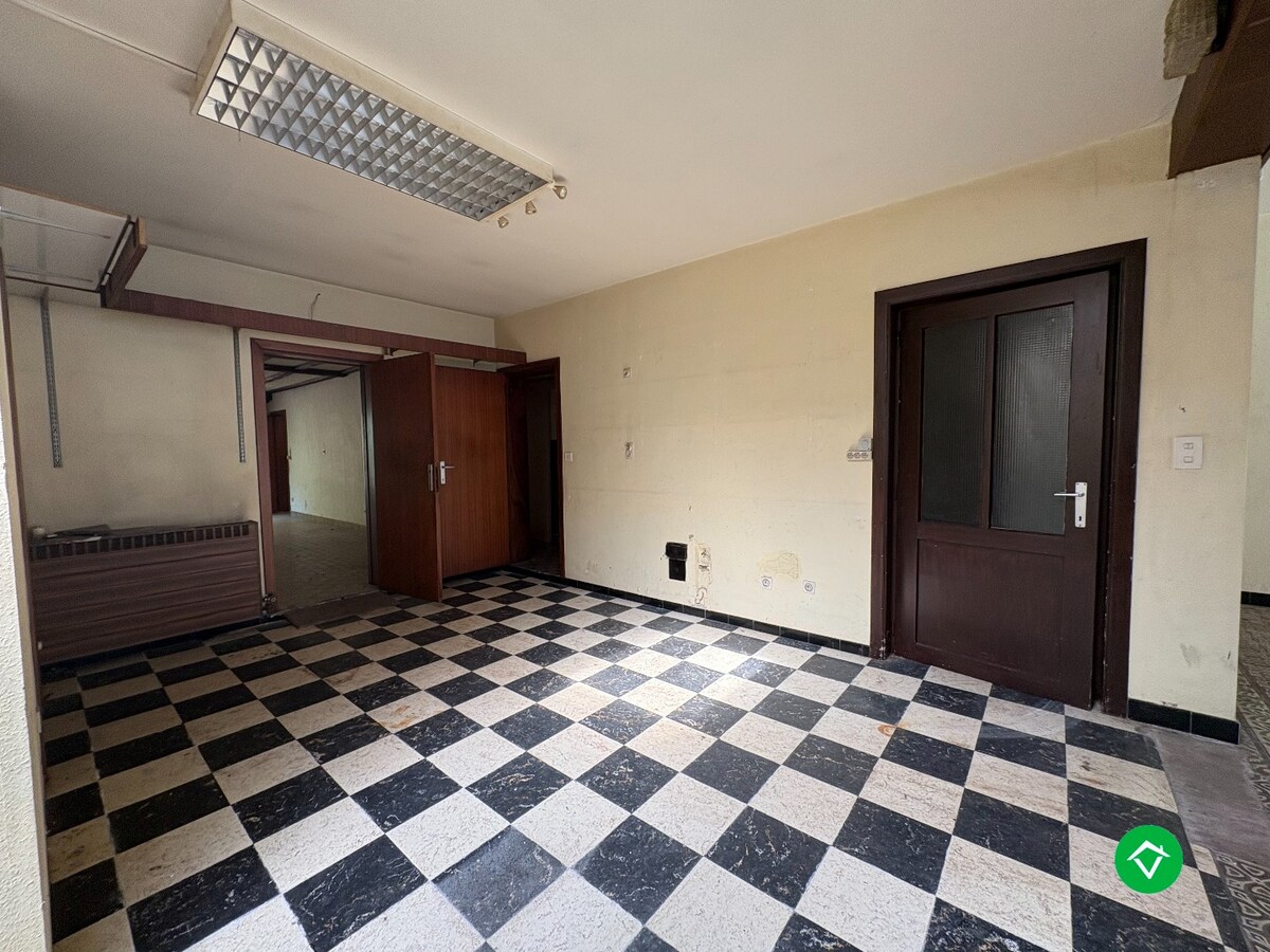 Unieke ruime eigendom op 1169 m² grond met voormalige handelsruimte in centrum Koekelare 