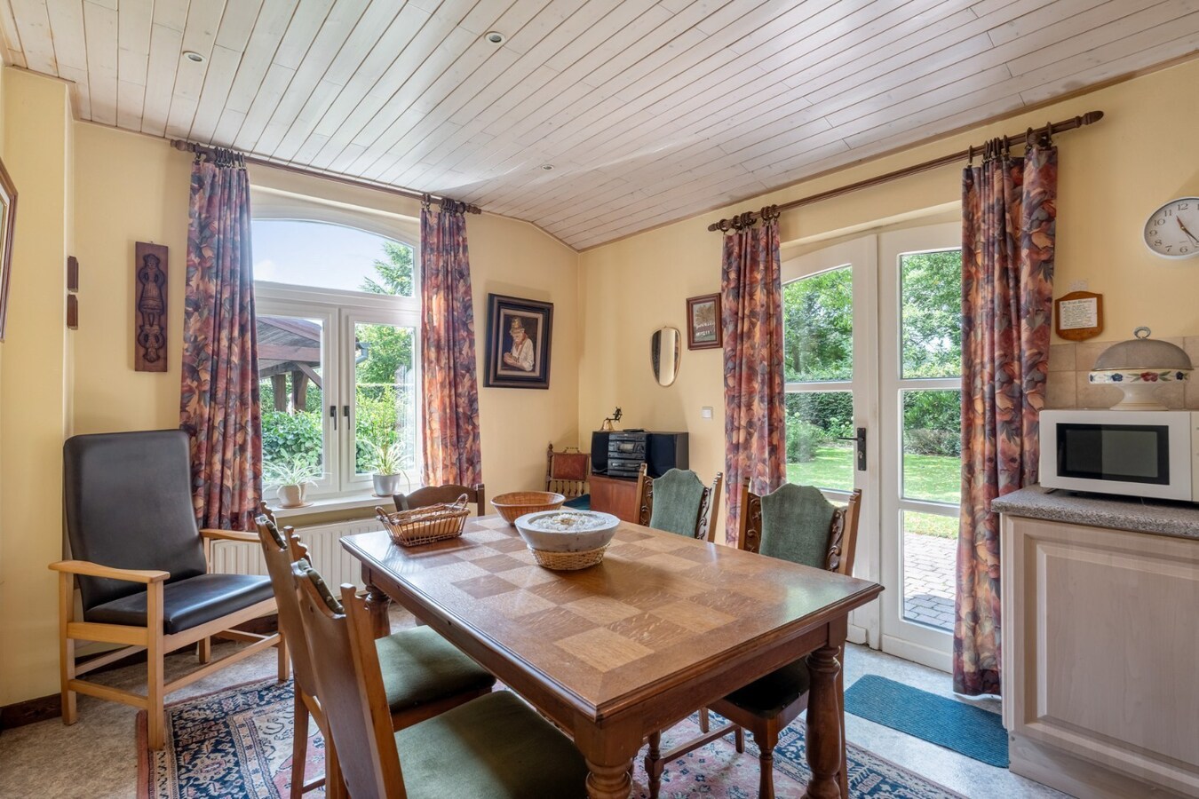 Ruim, karaktervol landhuis met parkachtige tuin op perceel van 16a29ca. 