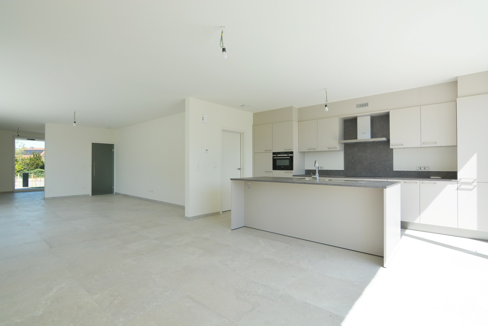 Moderne, energiezuinige, halfvrijstaande woning met carport op 3 a 80 ca. 