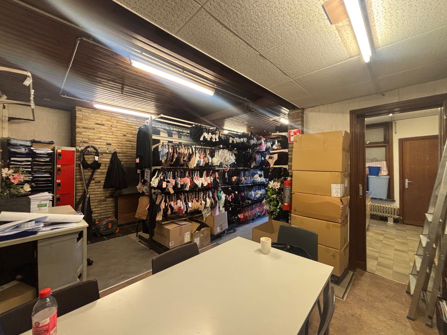 Handelshuis met 2 garages op topligging in centrum van Mol 