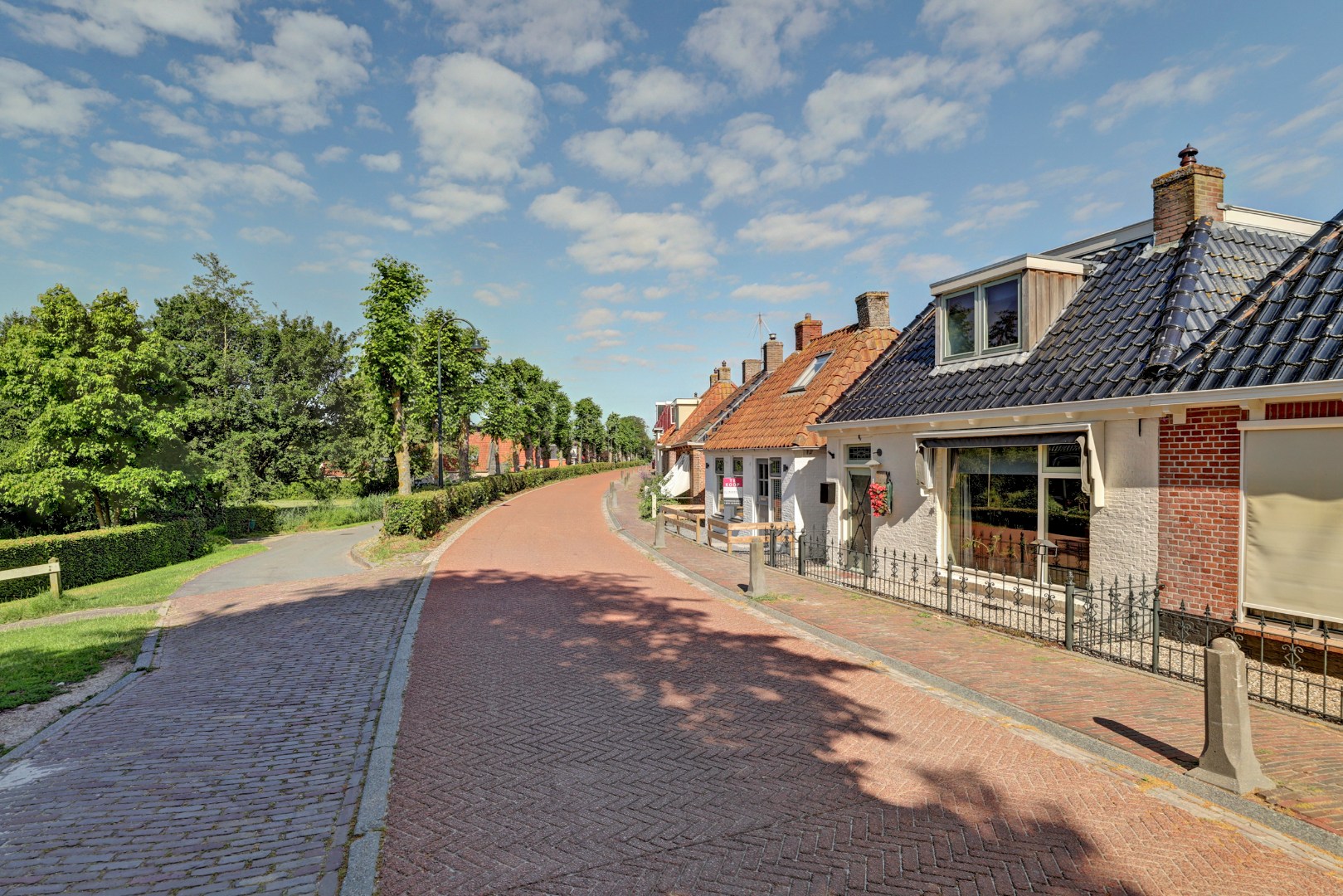Instapklaar en tot in de puntjes verzorgd, met twee slaapkamers en een fraai verbouwde schuur voor praktijk, werk of hobby. 