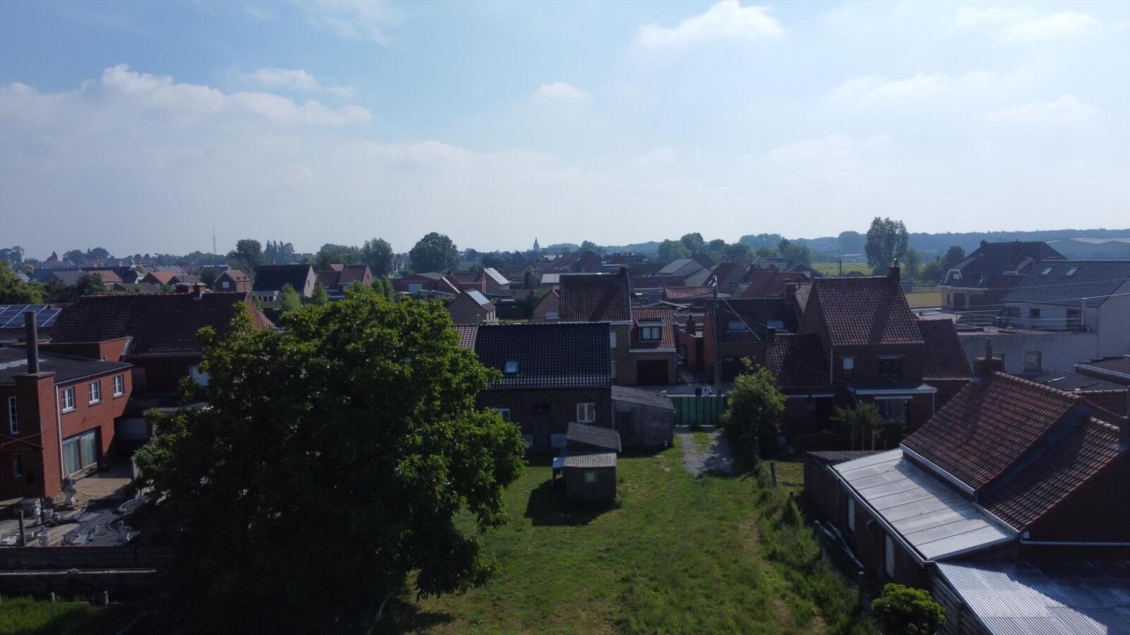 Ruime zongerichte halfopen woning op ruim perceel van 634 m² 