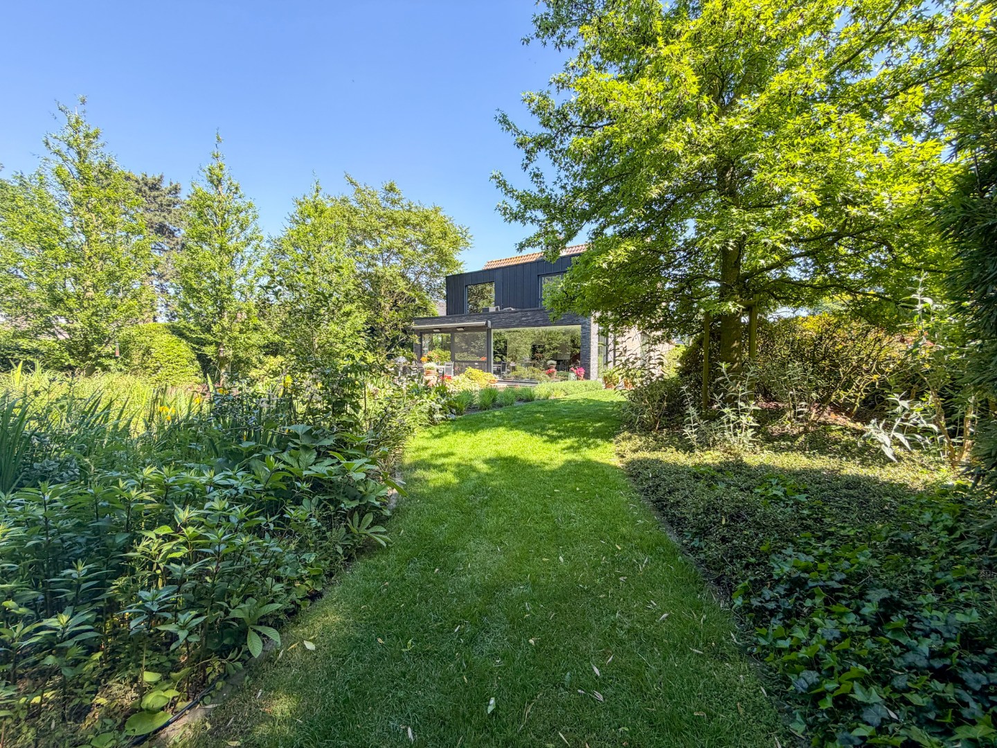 Ruime villa met prachtige tuin en hoogwaardige afwerking, perceel van 1891 m², rustig gelegen te Torhout 