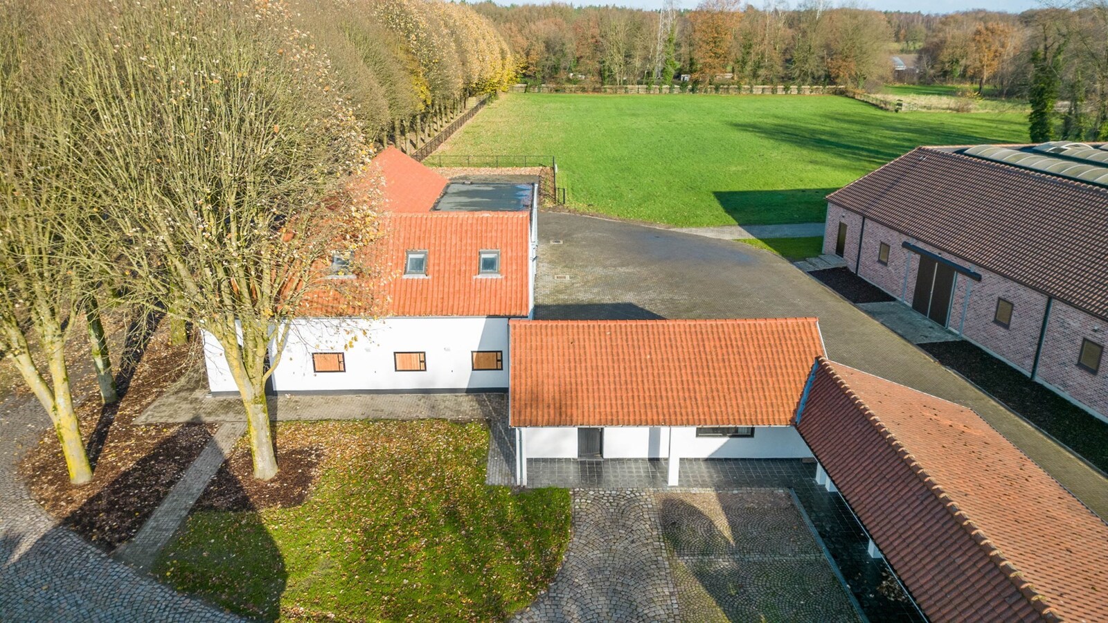 Luxueus landhuis met binnen- en buitenpiste en paardenstallen op een domein van ca. 3 ha te As 